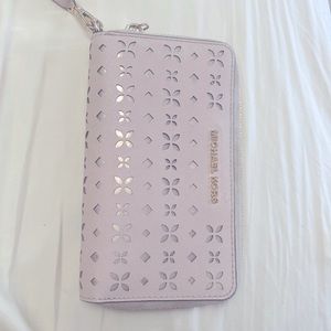 MICHAEL MICHAEL KORS
Leather Wristlet